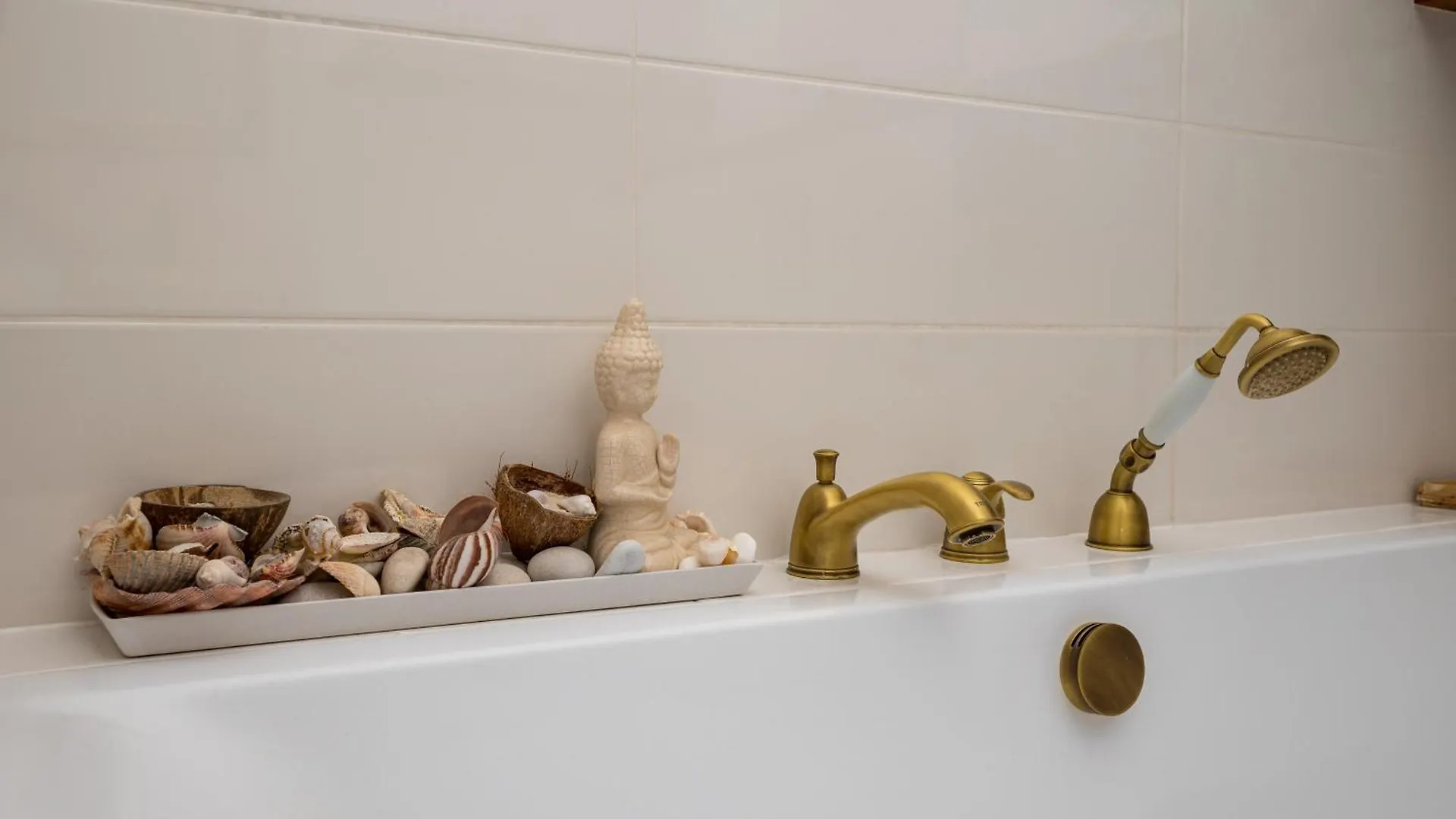Klobucka Urban Jungle Studio Apartment Warsaw
